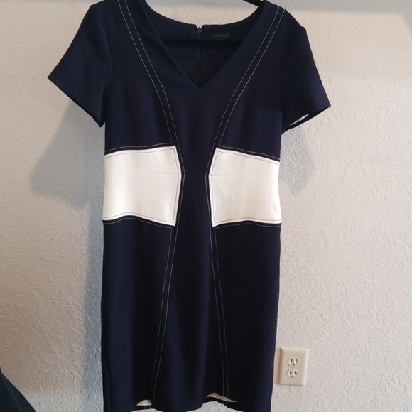 Ann Taylor Dresses & Skirts - Ann Taylor navy and cream v neck dress size 10